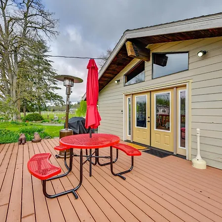 9 Mi To Spanaway Park Home With Indoor Hot Tub